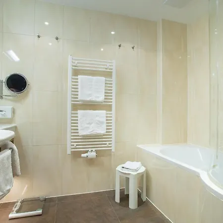 Alphaus 4* 佩尔蒂绍